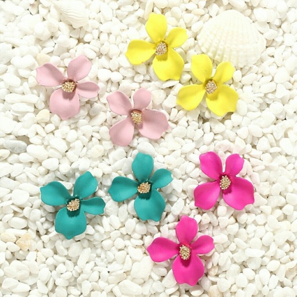 ❗️LAST❗️Flower Petal Studs in Bright Pink - Picture 7 of 7